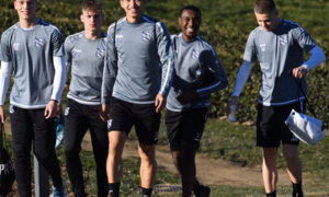 Văn Hậu cao nổi bật giữa dàn cầu thủ Heerenveen 